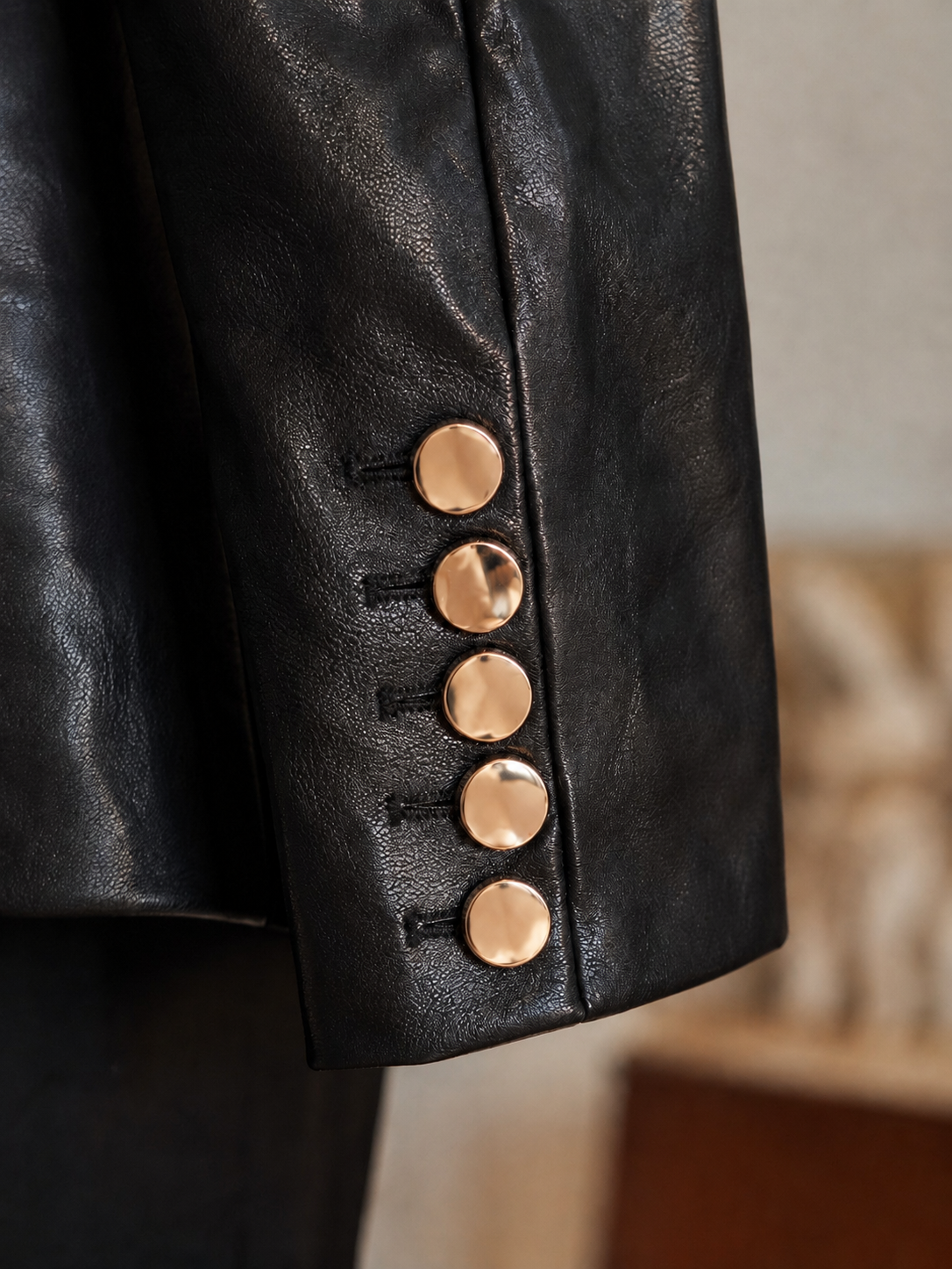 Detalle botones dorados Blazer Odisea color beige
