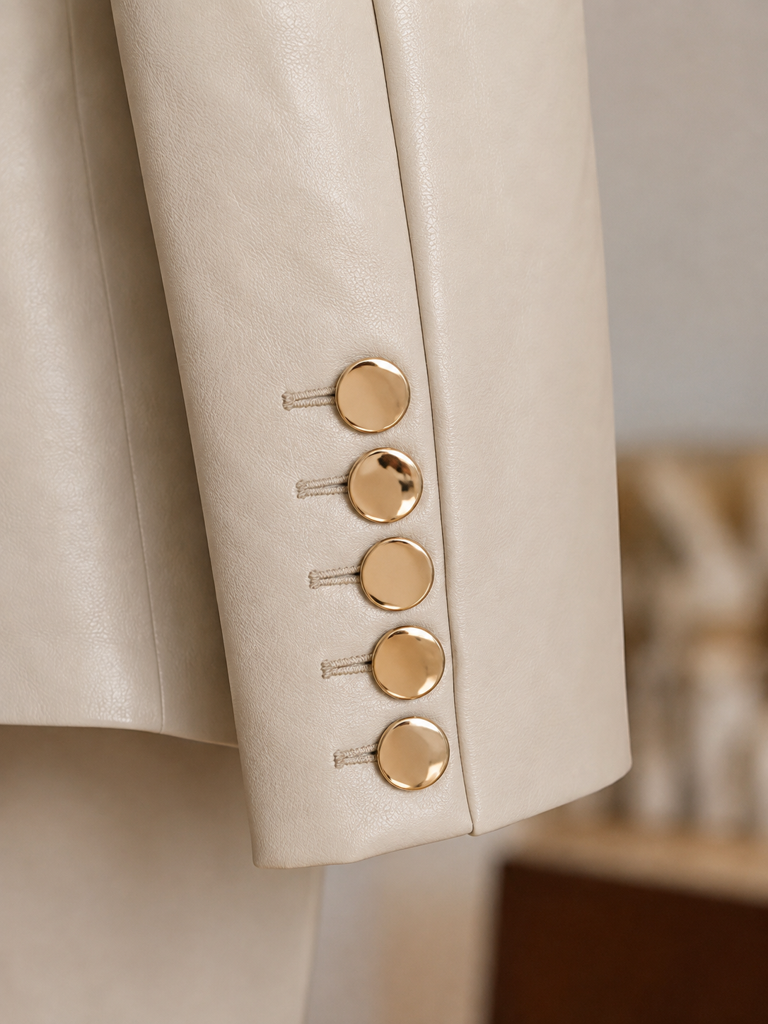 Detalle botones dorados Blazer Odisea color negro