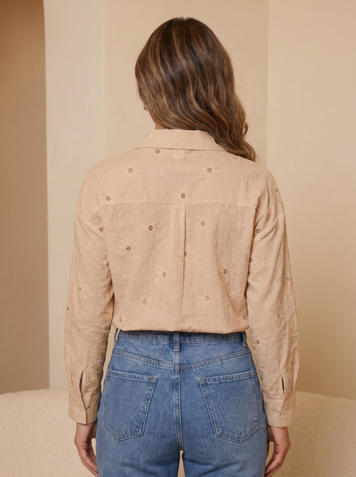 Camisa Camelia Beige, vista posterior, bordado floral y manga larga
