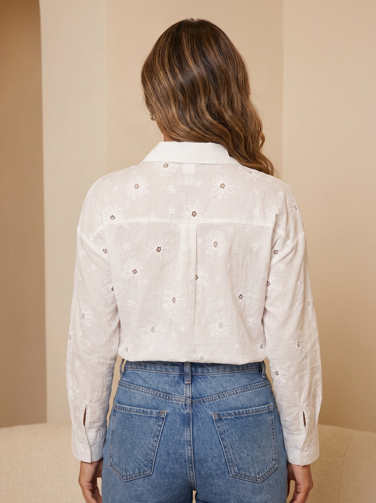 Camisa Camelia Blanco, vista posterior, bordado floral y manga larga