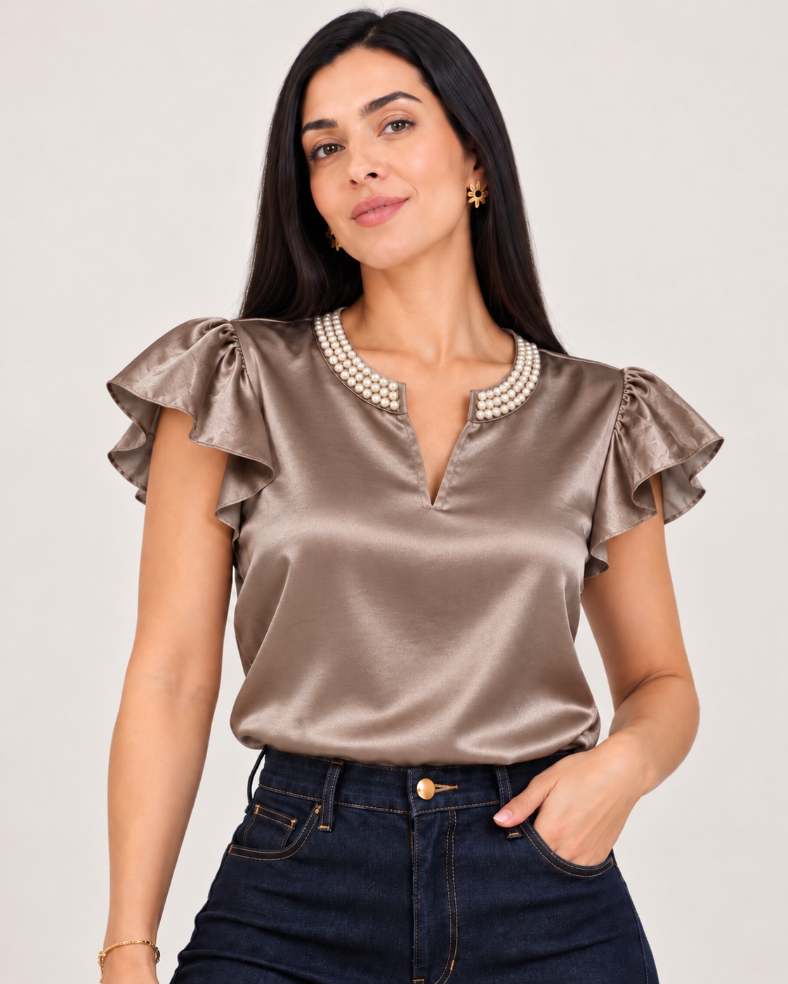 Camisa Comper Cocoa, vista frontal, mangas con volantes y cuello con perlas decorativas