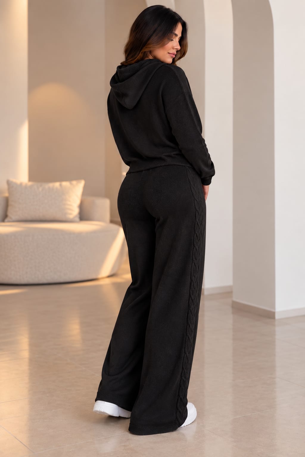 Conjunto Hilo Trenzado Capota Negro, vista espalda, tejido con detalles trenzados